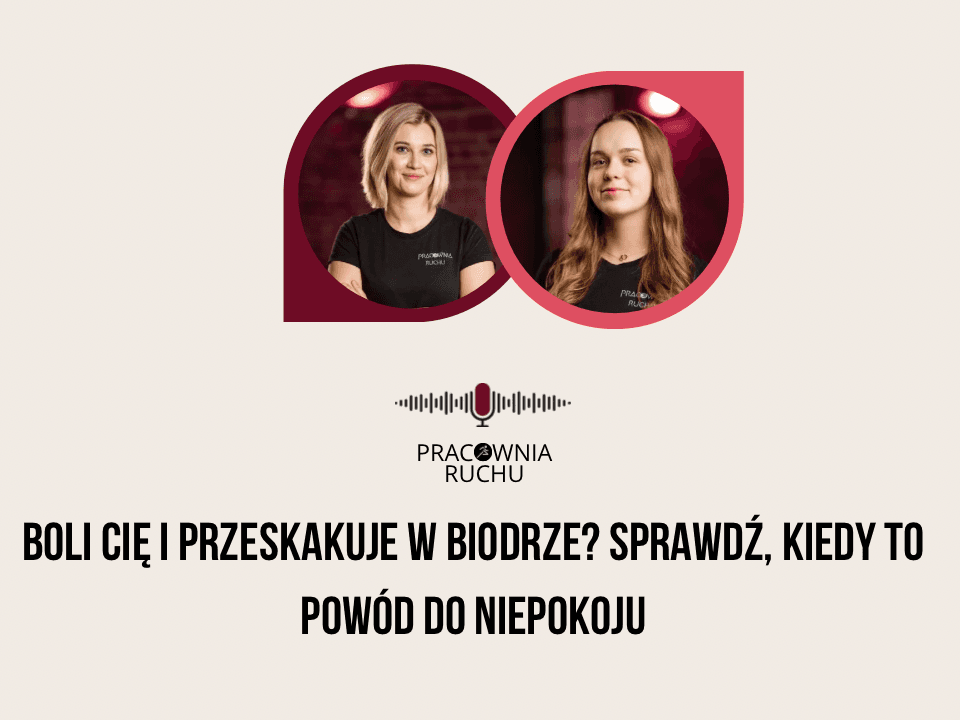 Osoba w stroju sportowym stojąca na jasnej sali do ćwiczeń, opierająca dłoń na boku biodra. Wyraz twarzy sugeruje zamyślenie i delikatny dyskomfort.